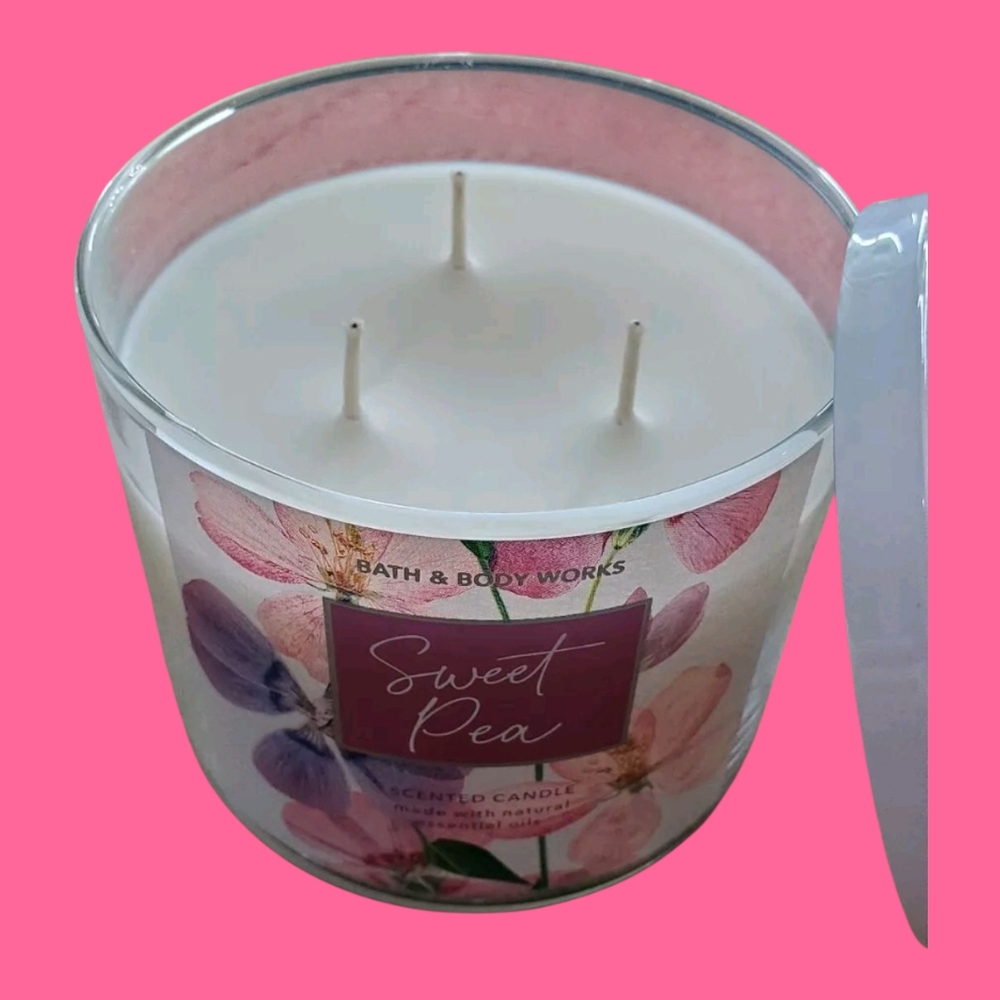 Bath & Body Works Candle~SweetPea Scented~3Wick Candle~NEW - Picture 3 of 5